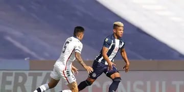 Diego Valoyes intenta un avance ante un defensor de Vélez
