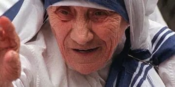 Madre Teresa. Le atribuyen dos milagros, necesarios para ser santa (AP/Archivo)