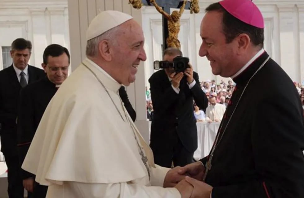 El papa Francisco junto a Gustavo Zanchetta, el obispo argentino del Vaticano que es investigado por presunto abuso sexual.