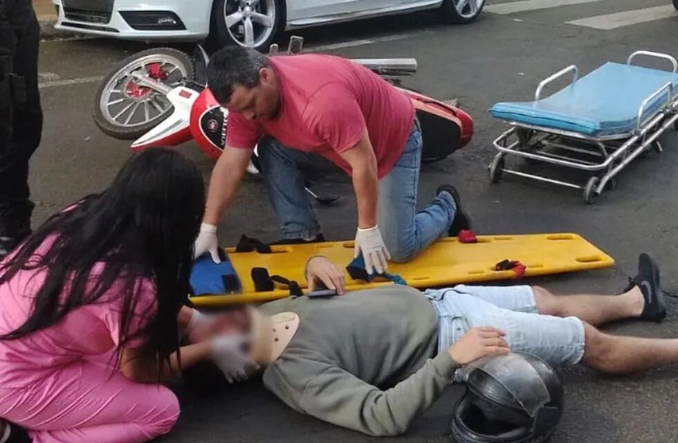 Accidente en pleno centro de Posadas: un motociclista terminó herido.