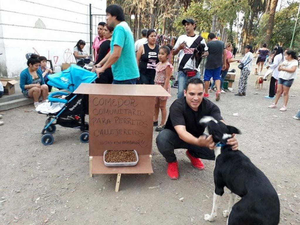 Con su comedor comunitario para perros callejeros. (Facebook)