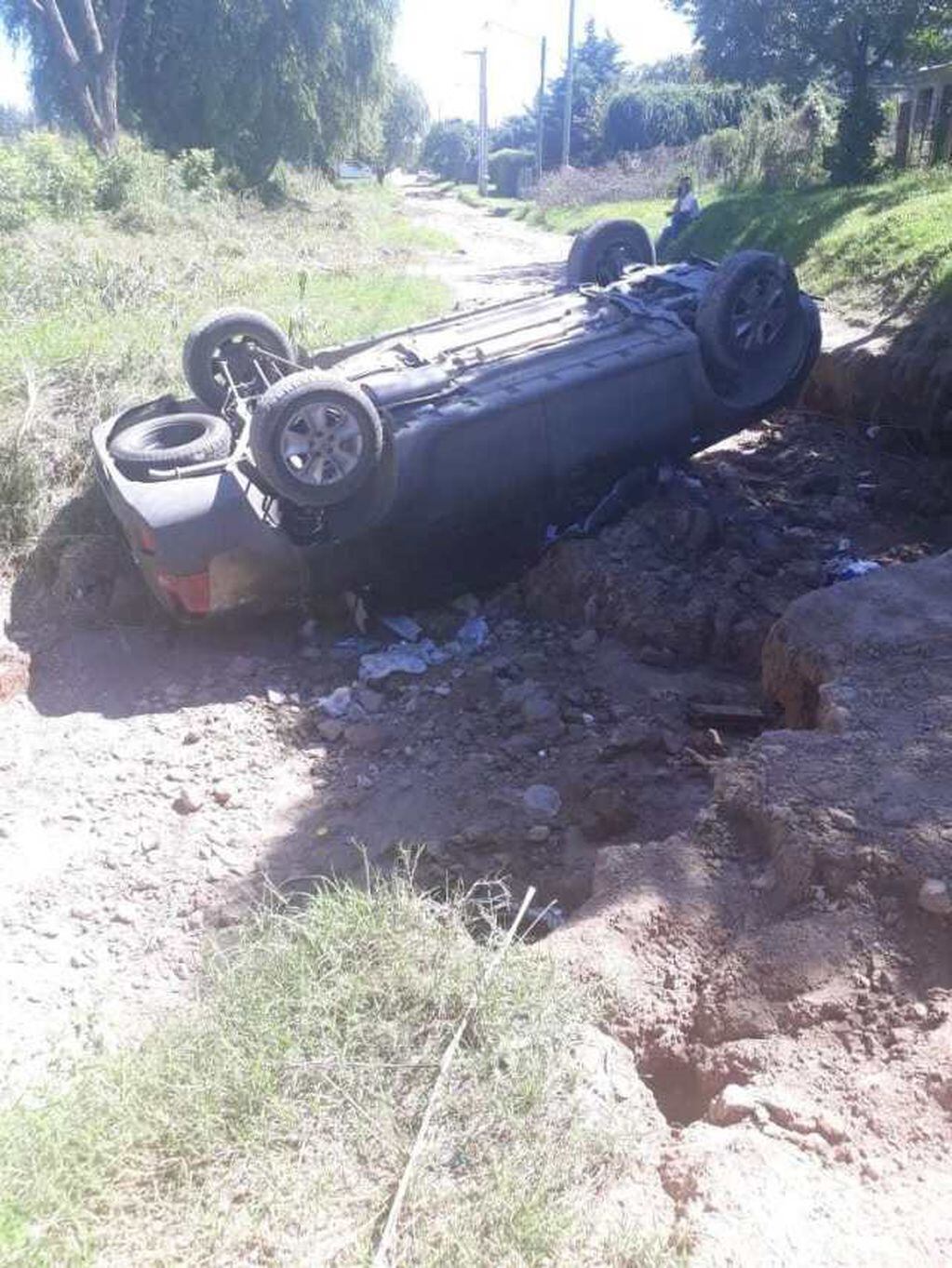 El vehículo volcó debido a un gran pozo en el B° Villa Rivera Indarte de Saldán.
