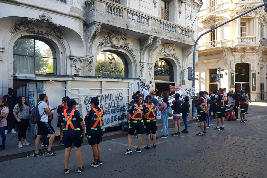 Protesta en el geriátrico frente a la Plaza San Martín  por empleados despedidos.