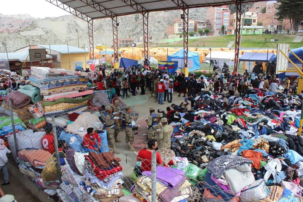 Vista de un punto de entrega de ayuda, en uno de los campamentos de acogida para quienes perdieron sus casas por el deslizamiento en La Paz (Bolivia). EFE/ Luis Ángel Reglero