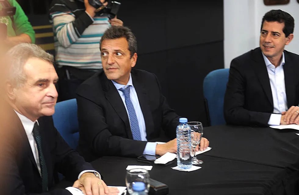 Sergio Massa y Agustín Rossi reciben el apoyo de los gobernadores oficialistas y le dan lugar a Wado de Pedro en la campaña. (Federico López Claro/La Voz)