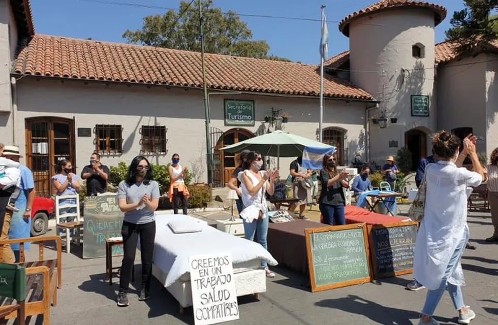 Gastronómicos y hoteleros de La Cumbre sacaron mesas y camas a la calle en contra de las restricciones. (Foto: gentileza Claudia Cepeda).