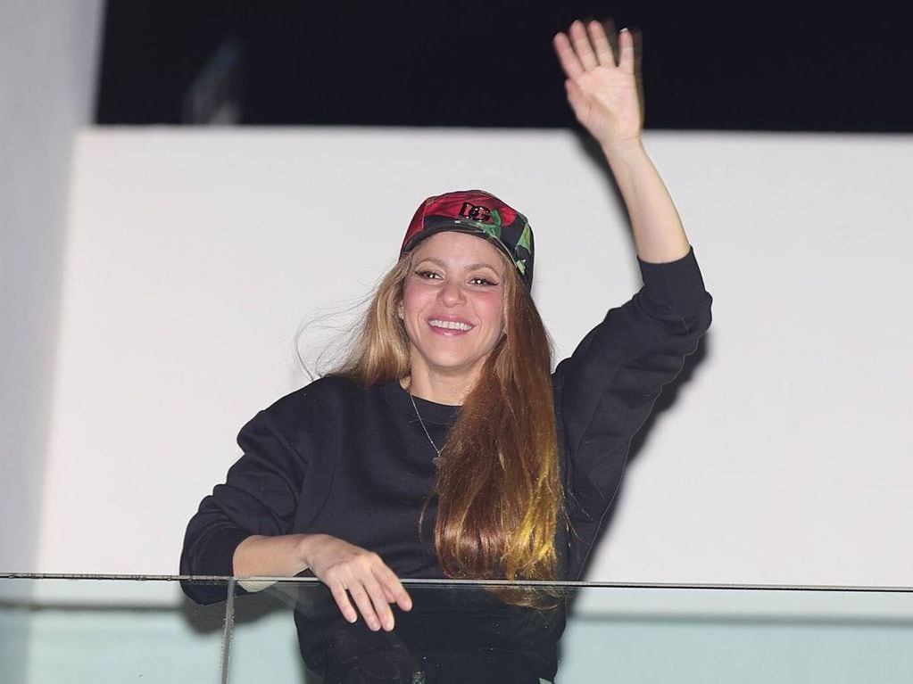 Shakira salió de su casa y saludó uno por uno a los fans que la esperaban en el día de su cumpleaños (Gentileza)