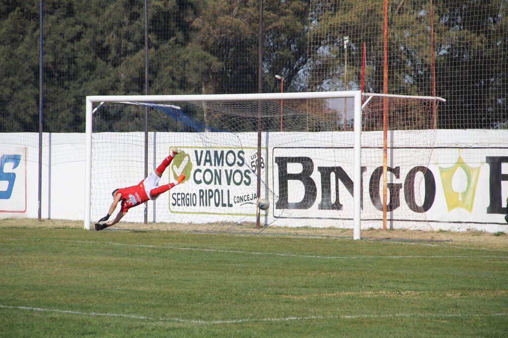 El remate de Sanhueza superó la estirada de Herrera y pone el 1 a 1 para Sporting.