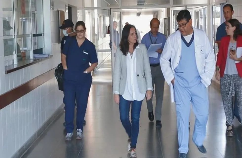 Josefina Medrano supervisando los hospitales en plena crisis por el coronavirus en Salta.