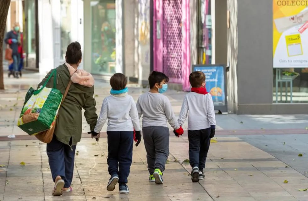 El 67% de los lectores de Vía País no está de acuerdo con flexibilizar la cuarentena de los niños. (Foto de archivo: EFE)