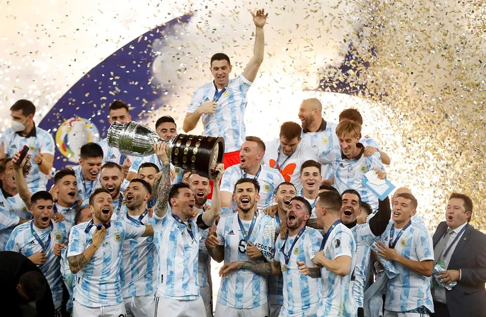 La Selección campeona. Una imagen que hubo que rescatar tras muchos años. Salud Argentina (La Voz).