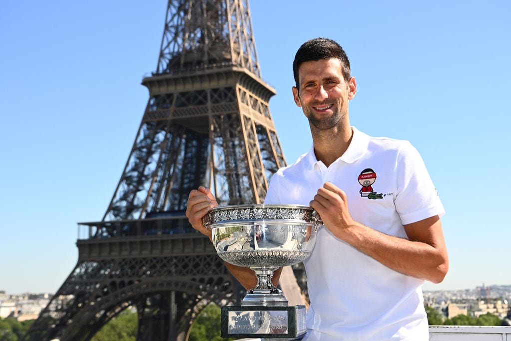 Otros tiempos: Cuando no existía la pandemia del coronavirus, el serbio Novak Djokovic supo ganar torneos en tierras francesas.