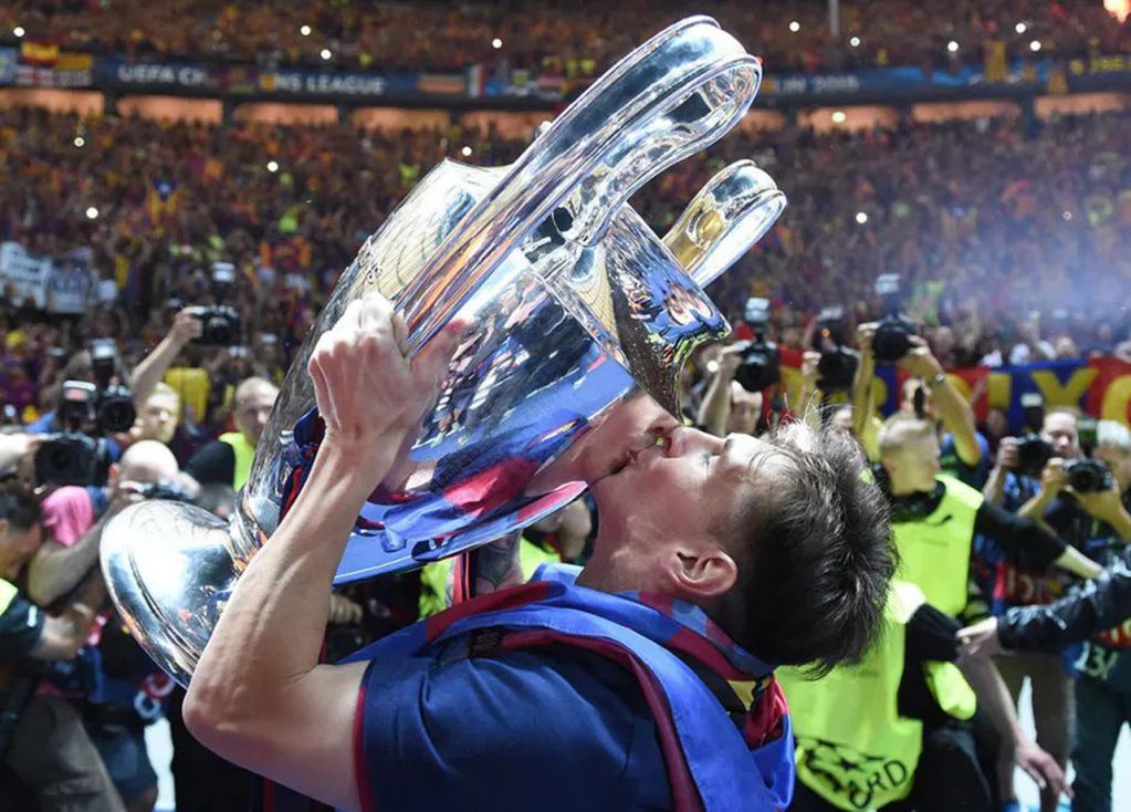 Lionel Messi levantando la última Champions League que ganó en la temporada 2014/15.