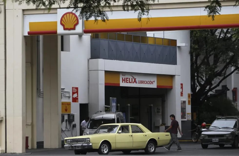 BUENOS AIRES (ARGENTINA), 03/02/2014.- Vista de una estación de servicio de la petrolera anglo-holandesa Shell hoy, lunes 3 de febrero de 2014, en Buenos Aires. El Gobierno argentino acusó hoy a la petrolera de mantener una \
