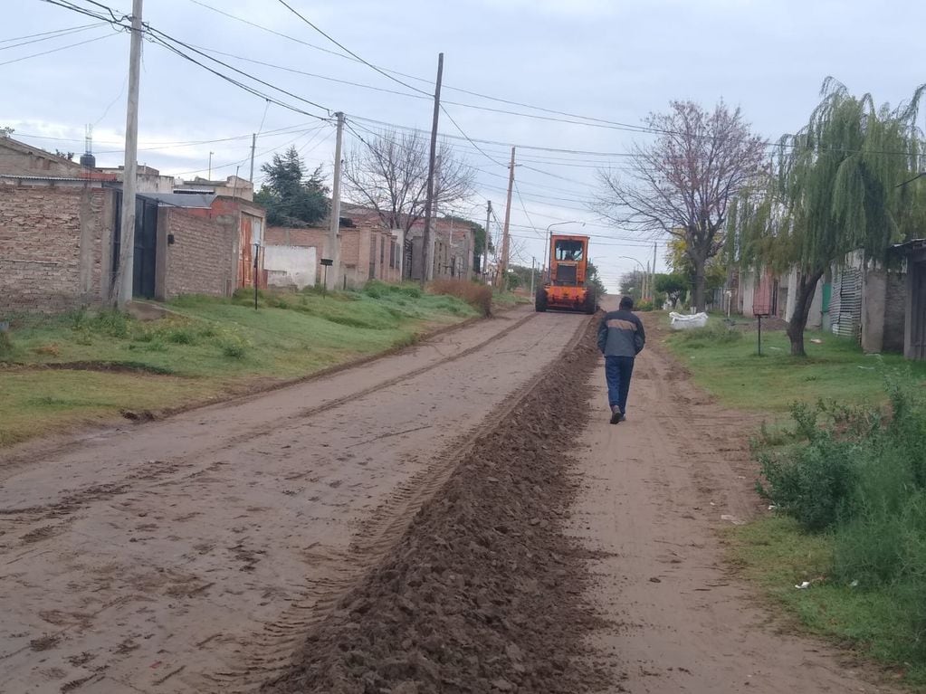 Trabajos de mantenimiento de calles de tierra en diferentes barrios de la ciudad