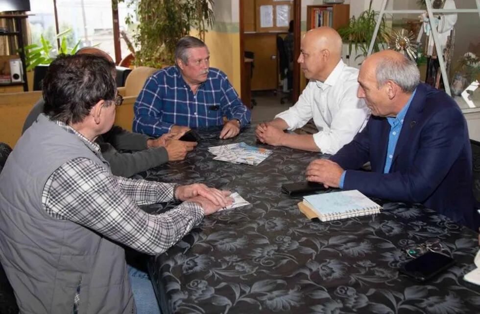 Veteranos de Malvinas junto a funcionario de TDF