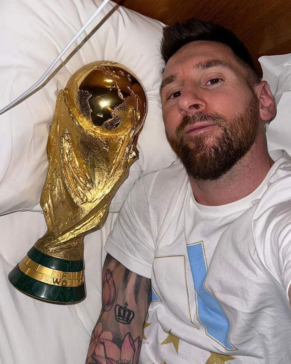 Lionel Messi le mandó una selfie a Antonela Roccuzzo con la Copa del Mundo.