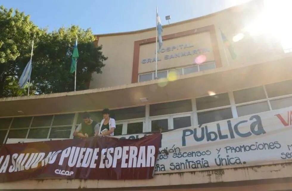 Empleados del Hospital San Martín hicieron un abrazo a la institución para mostrar lo que padecen