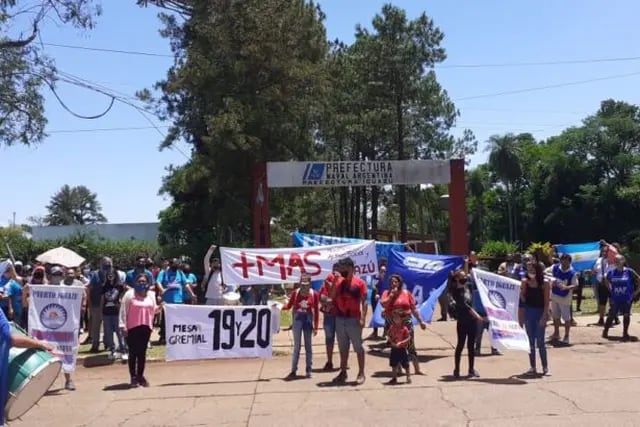 Vecinos Puerto Iguazú se manifiestan en contra del accionar de la Prefectura  luego de haber desechado 1200 cajas de pollo