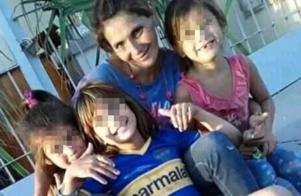 Las nenas tienen 9 y 7 años. Su mamá está procesada por exhibiciones obscenas.