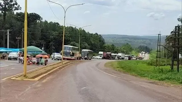 Docentes cortan la Ruta Nacional 12 en Puerto Piray