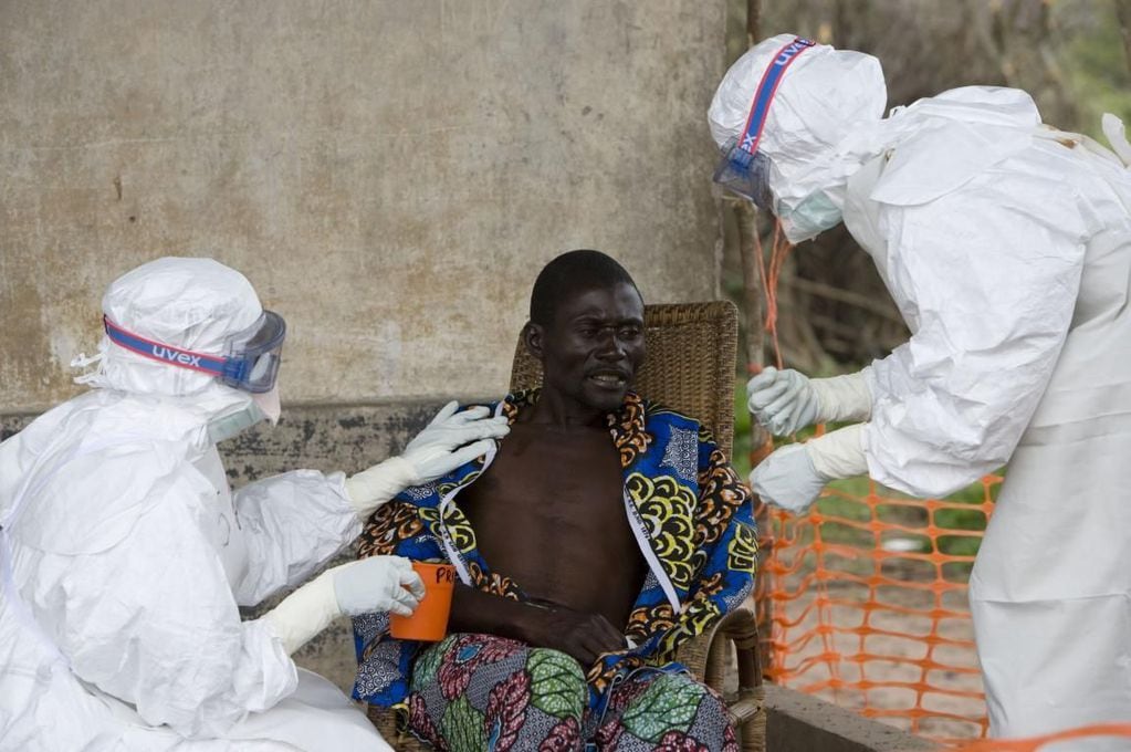 La OMS analizó que solo el 27% de los trabajadores de la salud están inoculados en África. 