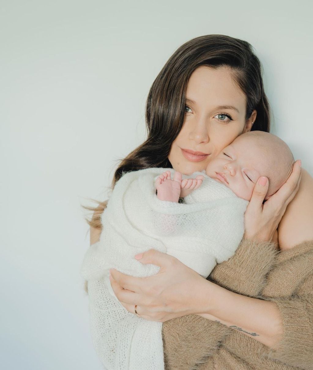 La actriz se mostró muy feliz con su hijos, Salvador en brazos en las redes sociales / Foto: Instagram