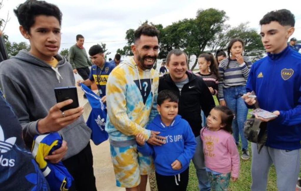 Carlos Tevez viajó a Corrientes para hacer una donación a los chicos de un hogar.