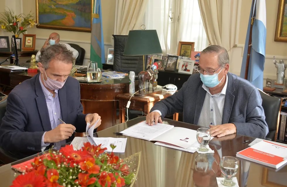 Gabriel Katopodis, ministro de Obras Públicas junto al intendente de Tandil, Miguel Lunghi.