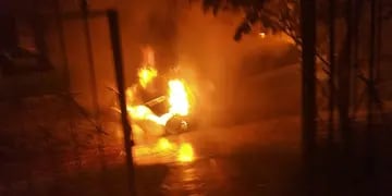 Esta madrugada se incendió un vehículo estacionado