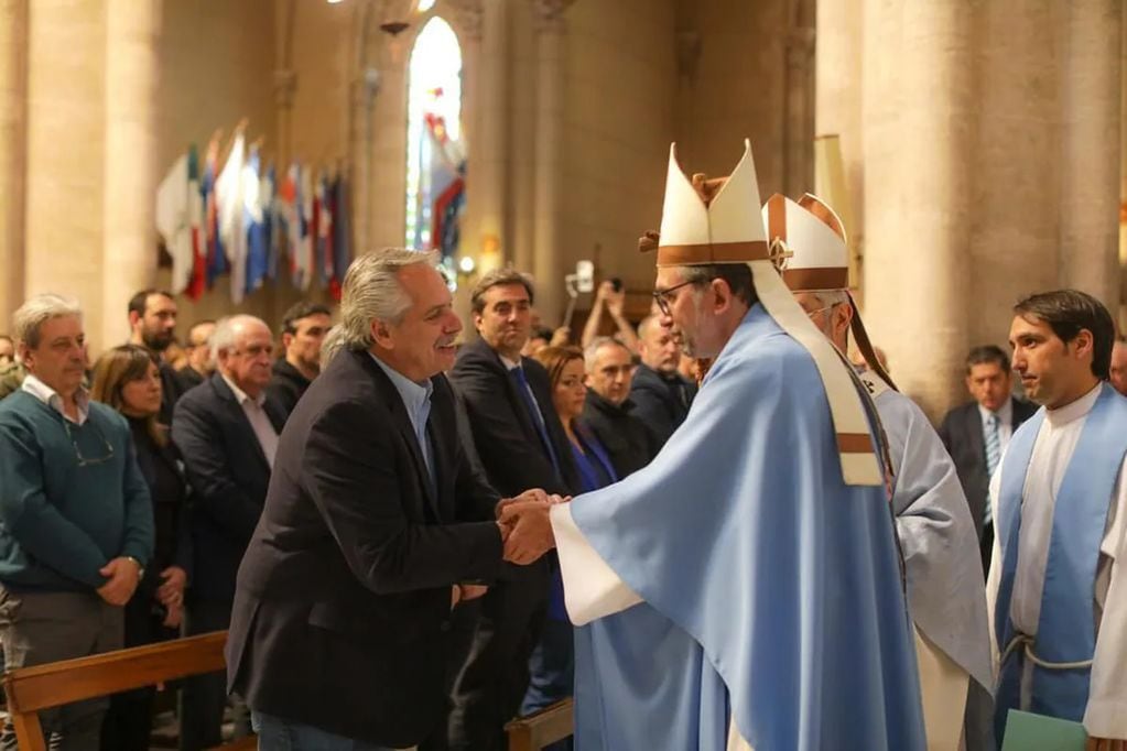 El presidente Alberto Fernández saluda a los obispos Gustavo Carrara y Jorge Eduardo Scheinig, en la Basílica de Luján. Foto: Presidencia de la Nación.