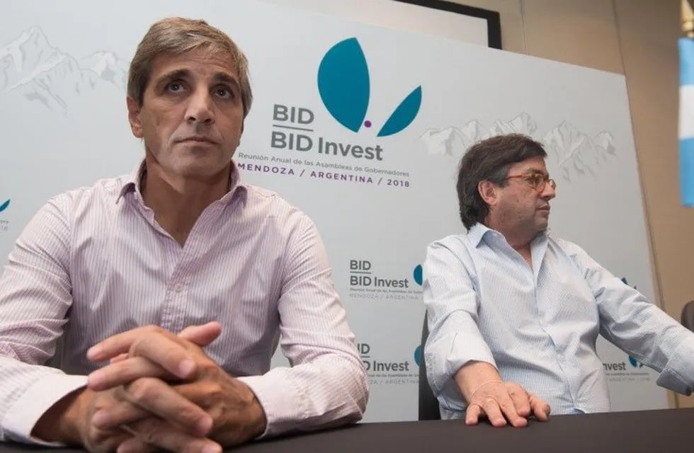 Luis Caputo, ministro de Finanzas de la Nación, junto a Luis Alberto Moreno, Presidente del BID.