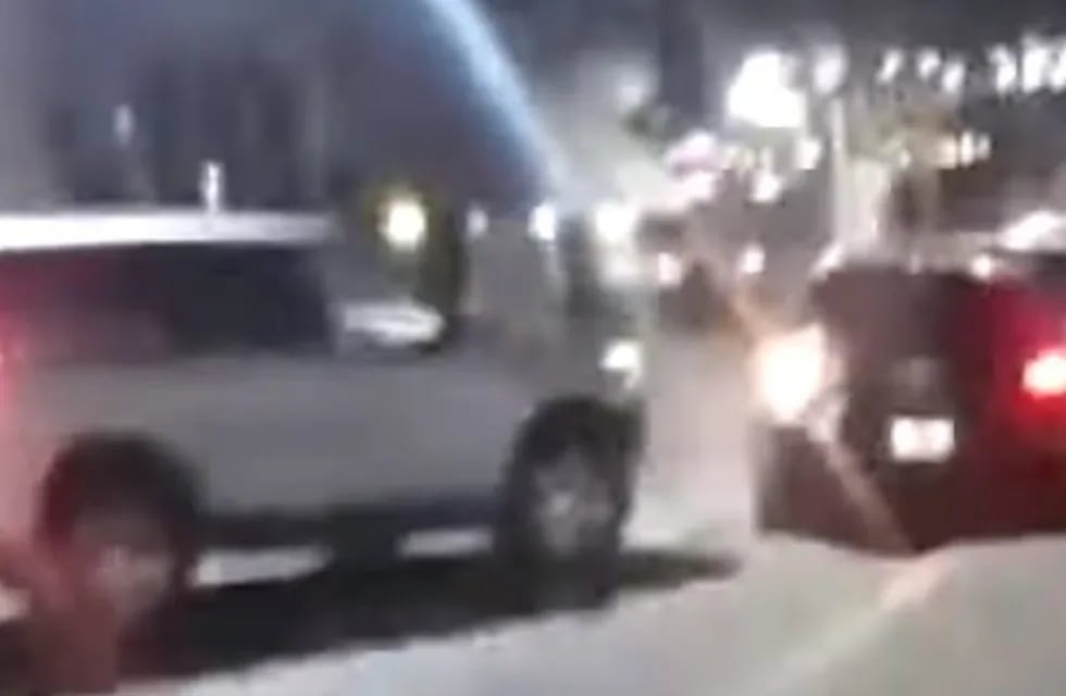 Una mujer impactó el auto de su novio en Pichincha. (El Tres)
