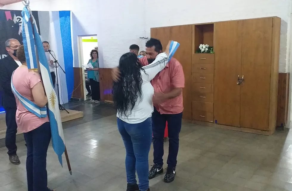 María Juri entregó la banderada y saludó a su esposo al que tuvo como escolta.