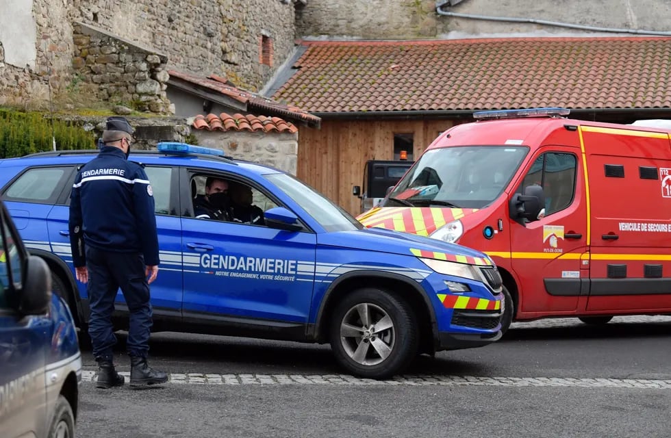 Tres gendarmes fueron ejecutados en Saint Just, Francia, por un atacante que estaba agrediendo a su mujer. (EFE/EPA/Richard BRUNEL)