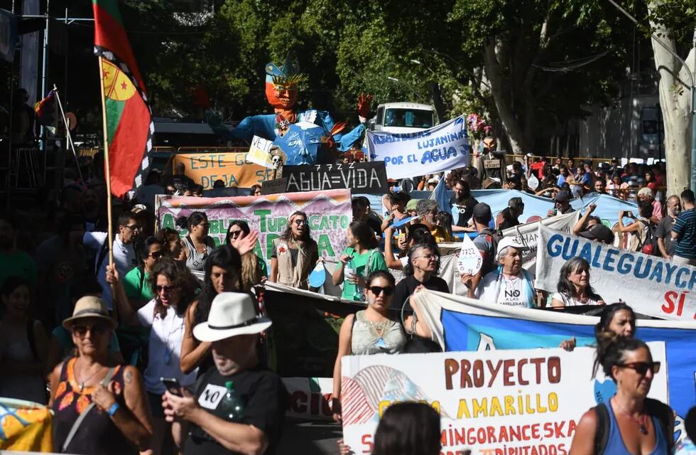 Protesta en defensa del agua, durante el Carrusel.