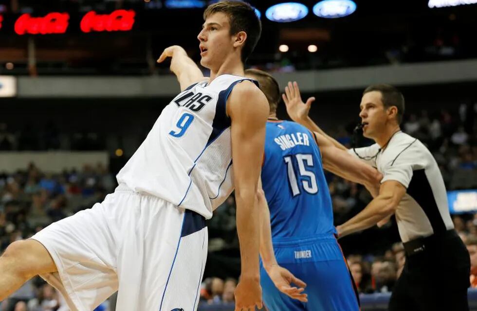 Dallas Mavericks forward Nicolas Brussino (9, of Argentina, watches his 3-point basket as Oklahoma City Thunder forward Kyle Singler (15) heads downcourt during the second half of a preseason NBA basketball game, Tuesday, Oct. 11, 2016, in Dallas. The Mavericks won 114-109. (AP Photo/Tony Gutierrez) eeuu  campeonato torneo liga nba n.b.a basquet basquetbolistas partido Dallas Mavericks Oklahoma City Thunder