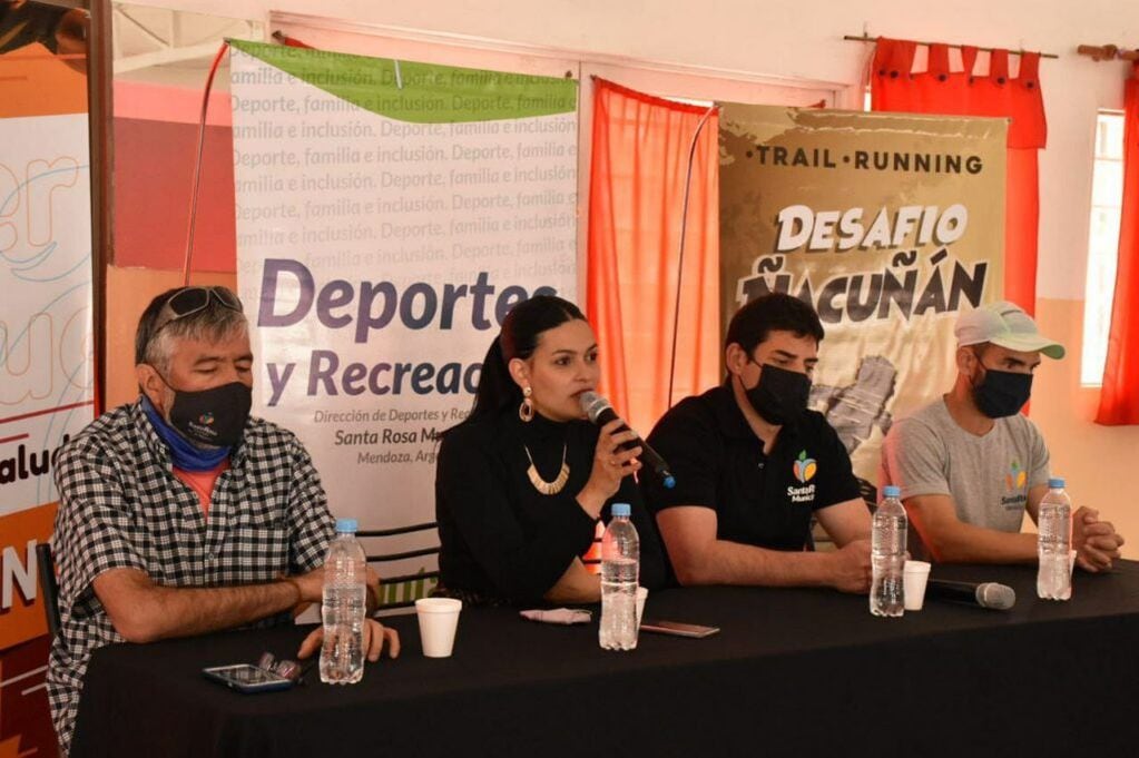La intendenta de Santa Rosa, Flor Destéfanis, junto al equipo de Deporte presentó la maratón más importante de la provincia: Desafió Ñacuñan.