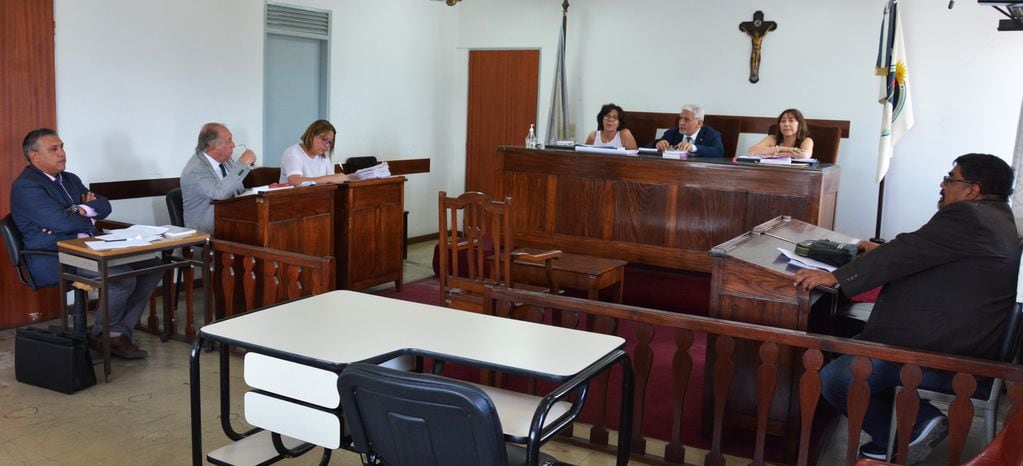 El representante del Ministerio Público de la Acusación (MPA), Marcelo Cuellar (izq.), argumentó con solidez para lograr la condena para el pastor abusador.