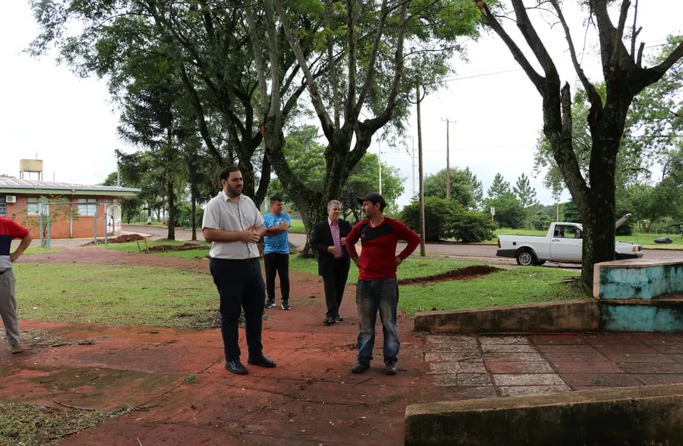 Leandro N. Alem | El intendente Matías Sebely junto a vecinos