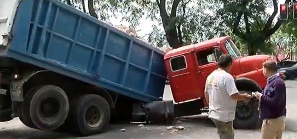El camión quedó literalmente "partido al medio" en avenida Belgrano y Tucumán. (Captura de pantalla)