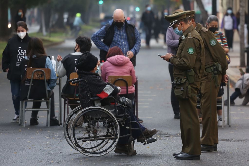 Un hombre en silla de ruedas llega para votar durante las elecciones locales y constituyentes, en el liceo de Aplicación, en la comuna de Santiago centro, en Santiago de Chile.