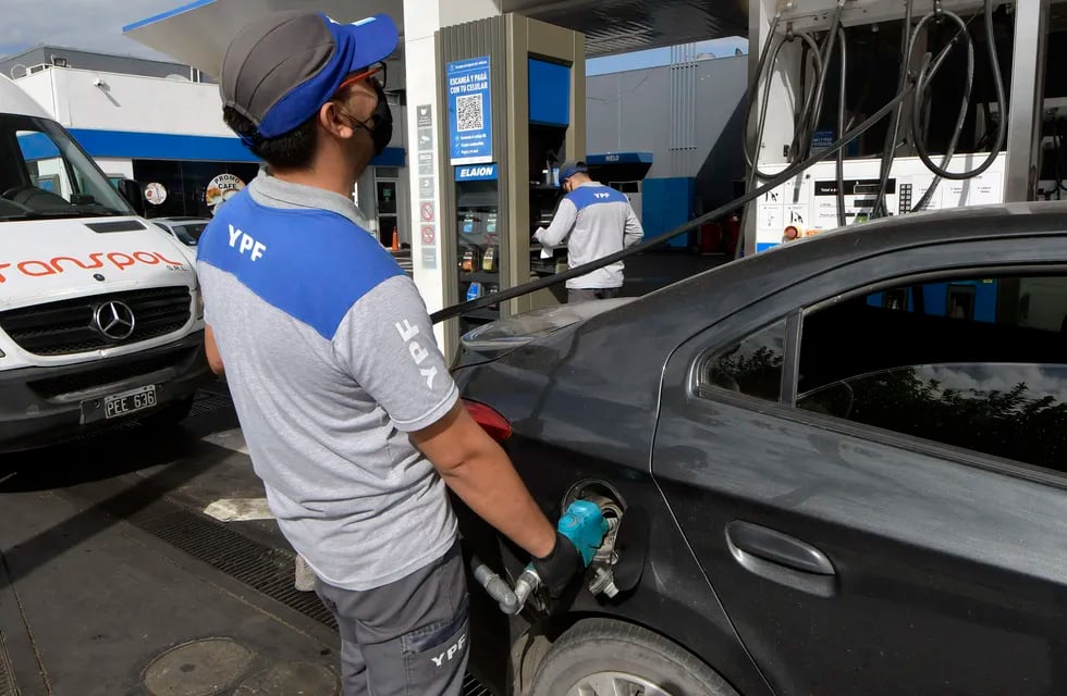 A tono con lo que se implementa a nivel nacional, los cupos del combustible son escasos en la provincia.