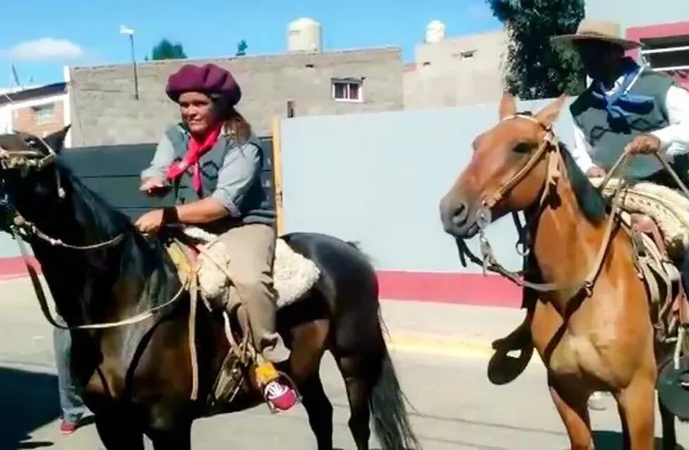 Con boina y a caballo, una pareja dio el sí en Neuquén
