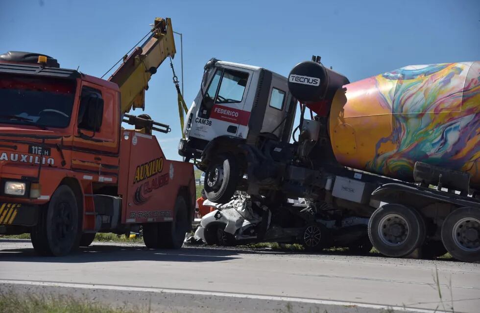 El camión pertenece a una cementera muy conocida de la ciudad de Córdoba