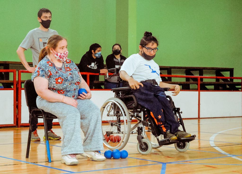 Boccias, es un deporte adaptado para competidores en sillas de ruedas, similar al juego de Bochas. Fue adoptado como juego olímpico desde 1984.