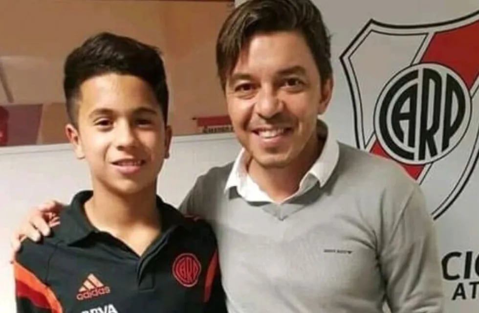 Lisandro Tejada tiene 14 años, vive en la casa de River, se codea con gallardo y sueña con ser el arquero de la Primera de River Plate.