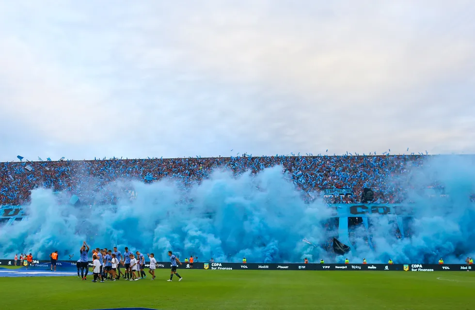 Hinchada de Belgrano en el estadio Gigante de Barrio Alberdi. (Prensa Belgrano)