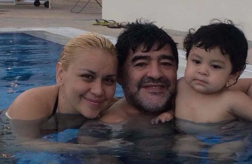 Verónica Ojeda, Diego Maradona y Dieguito Fernando (Foto: web)