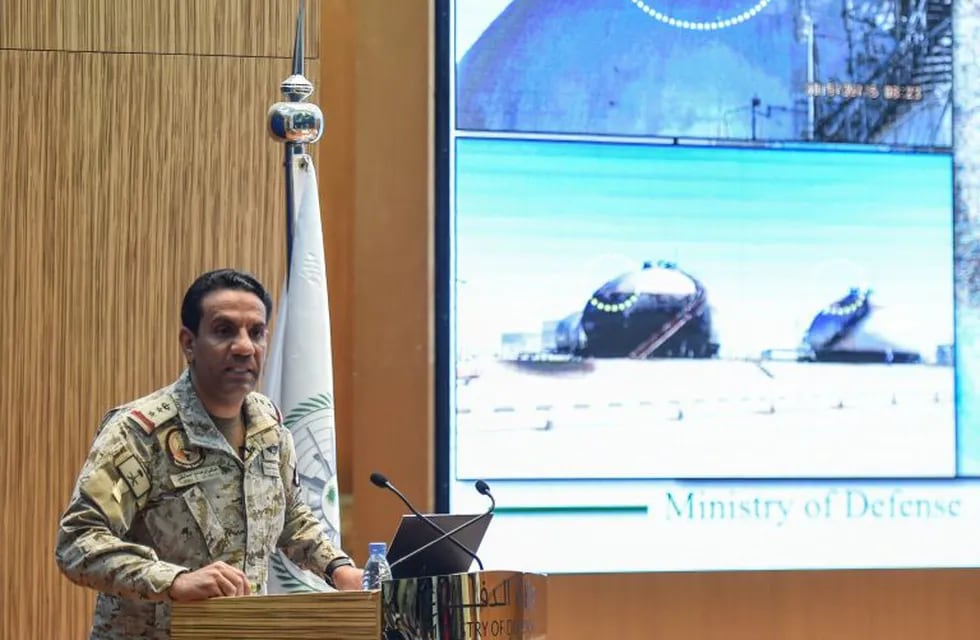 El coronel saudí Turki bin Saleh al-Malki habla durante una conferencia de prensa en Riad el 18 de septiembre de 2019, luego de los ataques del fin de semana en las instalaciones de Saudi Aramco en Abqaiq y Khurais. Crédito: Photo by Fayez Nureldine / AFP.